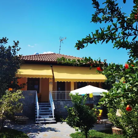 The Yellow House W/private Garden And Bbq