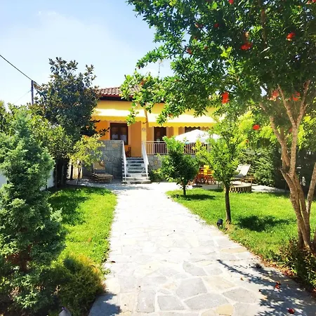 Villa The Yellow House W/private Garden And Bbq