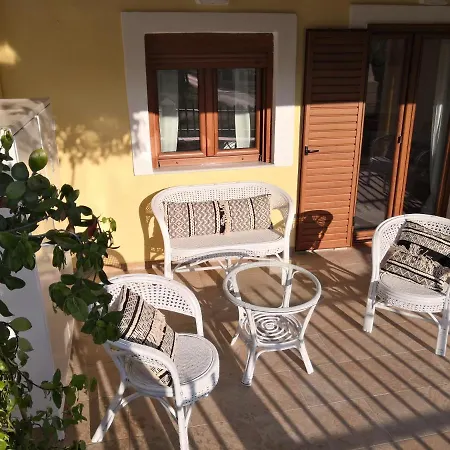 Villa The Yellow House W/private Garden And Bbq *